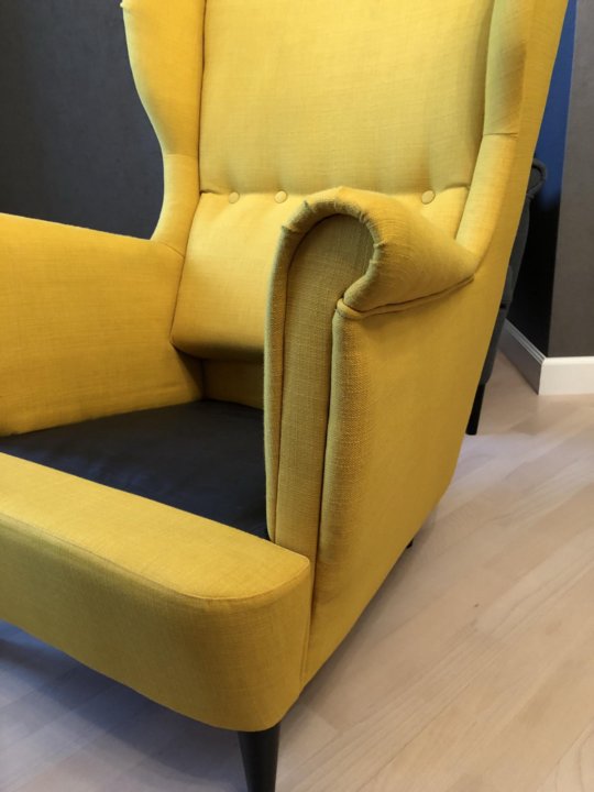 Желтое кресло из икеи