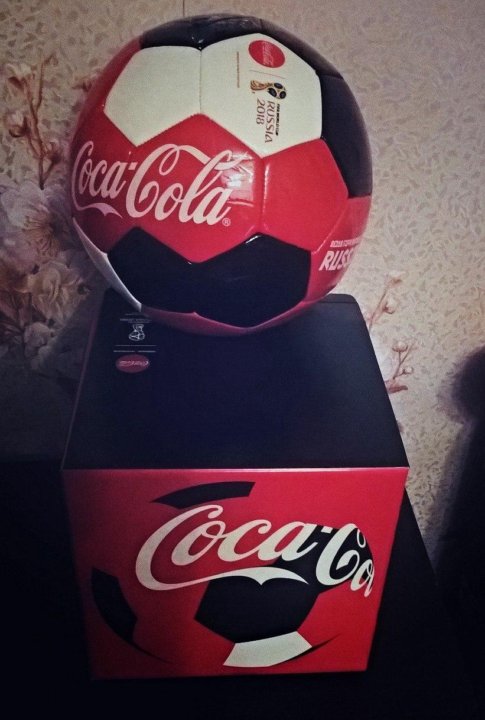 Футбольный мяч кока кола. Футбольный мяч coca cola. Мяч кока-кола 2018. Мяч кока кола 2014. Кока кола футбол.