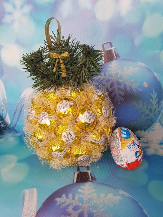 Новогодний шар из конфет. Елочная игрушка из конфет. Шар из конфет на новый год. Новогодний шарик из конфет. Елочные украшения из конфет.