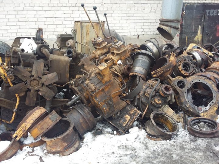 разобранный трактор чтз. втулка отвала т-170. опорный каток бульдозера. бортовая чтз 100. катки на чтз 130.