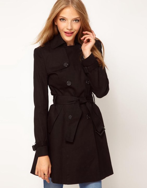Модели в черном пальто