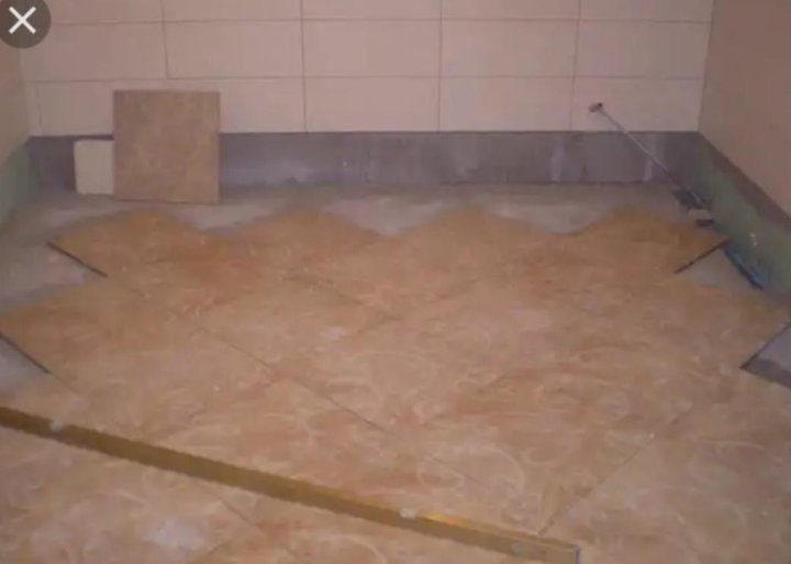 Укладка керамогранита. Кладка плитки в ванной. Укладка плитки в ванной комнате. Укладка кафельной плитки на пол. Укладка плитки на пол.