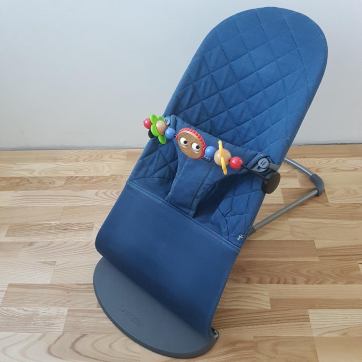 Шезлонг babybjorn с игрушкой