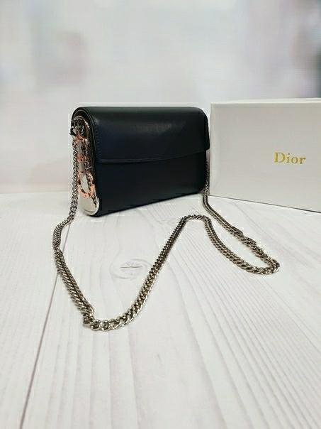 Клатчи dior. Christian Dior клатч золотой. Серебристый клатч Christian Dior. Черный клатч диор. Клатч диор на цепочке.