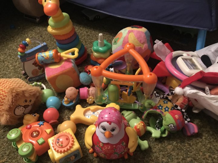 Ей надо много разных игрушек
