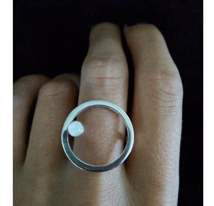 Кольцо с кругом и камнем