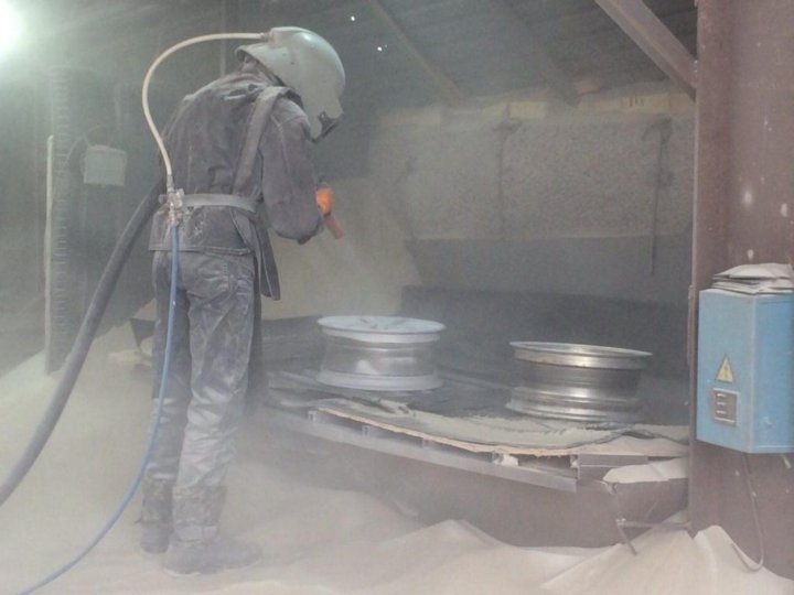 Пескоструйная обработка поверхностей. Зачистка металлоконструкций. Пескоструй металла. Пескоструй металлоконструкций. Пескоструйка по металлу.