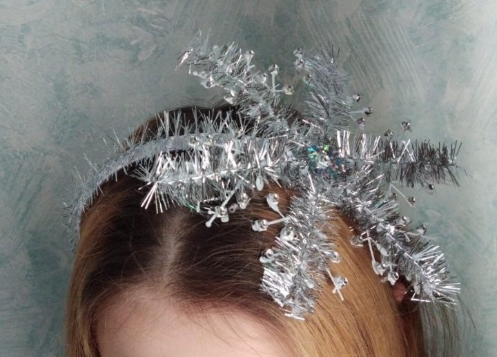 Снежинки на голову. Ободок "снежинки". Мишура на голове. Корона из мишуры для снежинки. Новогодний ободок серебристый.