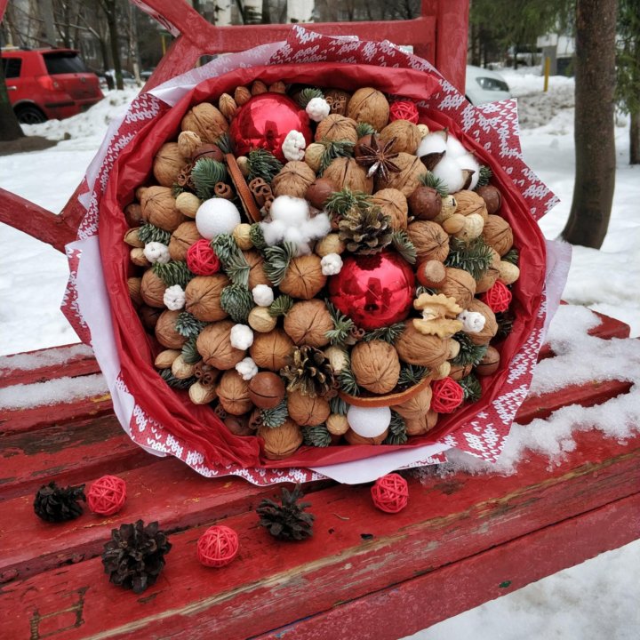 Новогодняя букет из орешков