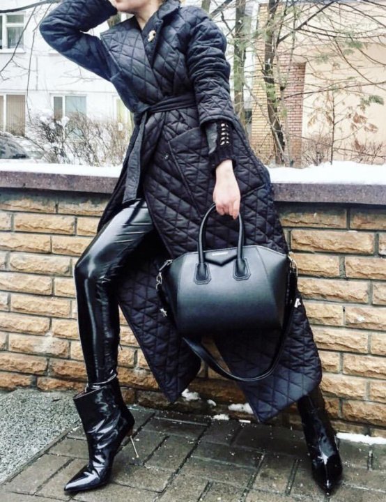 Стеганое черное пальто с чем носить