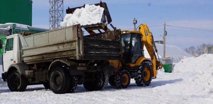 МАЗ В снегу. МАЗ самосвал со снегом. Загрузка снега в самосвал. КАМАЗ вывоз снега Самара 10 тонн.