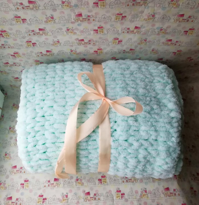 Плед из плюшевой пряжи для новорожденных спицами. Вязаный плюшевый плед. Плед детский вязаный плюшевый. Детское покрывало спицами. Плед из пряжи для новорожденных своими руками.