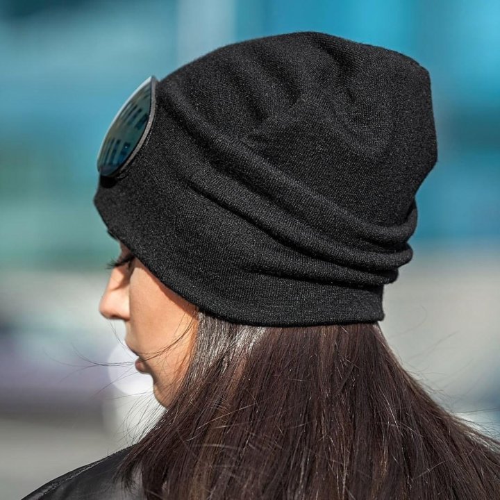 Черная шапка спицами. Шапка черная женская. Серая шапка черные волосы. Как получить черную шапку. Шапки женские зимние.