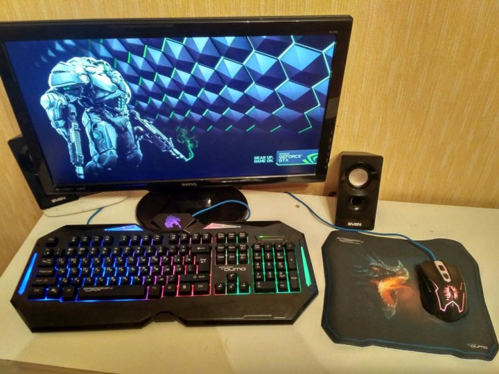ностальгический геймерский сет, старая клавиатура и монитор