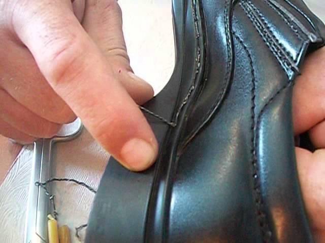 Прошиваем обувь шилом. Прошитая обувь. Подшить обувь. Пошив обуви вручную. Прошитая подошва.