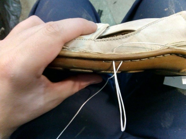 Шитье обуви. Обувной шов. Прошивка обуви. Пришивание подошвы к ботинку. Подшивка подошвы обуви.