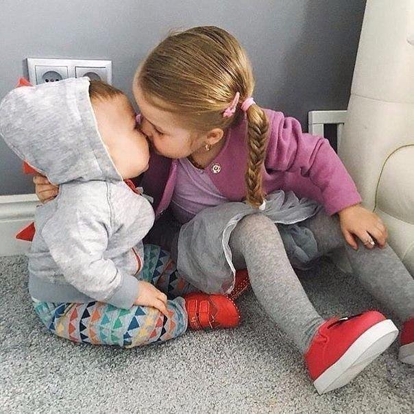 Каждый человек должен быть счастлив. Мама с двумя детьми. Ради детей. У вас есть целая жизнь чтобы работать а дети. Женщина с ребенком.