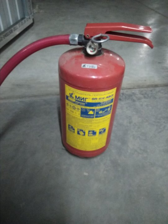 неисправный огнетушитель. утилизация огнетушителей. просроченный огнетушитель. срок годности порошкового огнетушителя оп-4. огнетушитель просроченный.