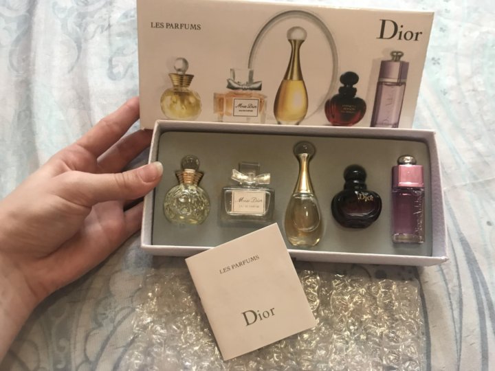 Подарочный набор dior. Подарочный набор Christian Dior les Parfums 5in1. Подарочный набор духов Dior 5в1. Подарочный набор Dior 5 в 1. Парфюмерный набор Dior les Parfums 5 в 1.