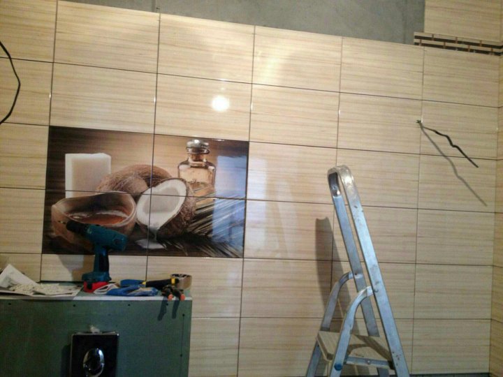 Плиточник тюмень. Плиточник частный мастер недорого. Плиточник тюмень. Кто занимается обделка в пмр. Укладка плитки на фартук кухни.