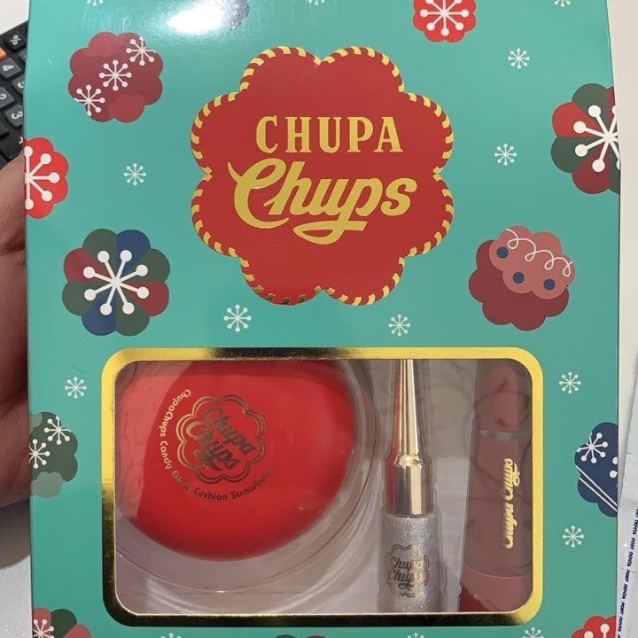 Сладкий подарочный набор chupa chups. Косметика Чупа Чупс. Кушон Чупа Чупс. Набор косметики от Чупа Чупс. Подарочный набор Чупа Чупс косметика.