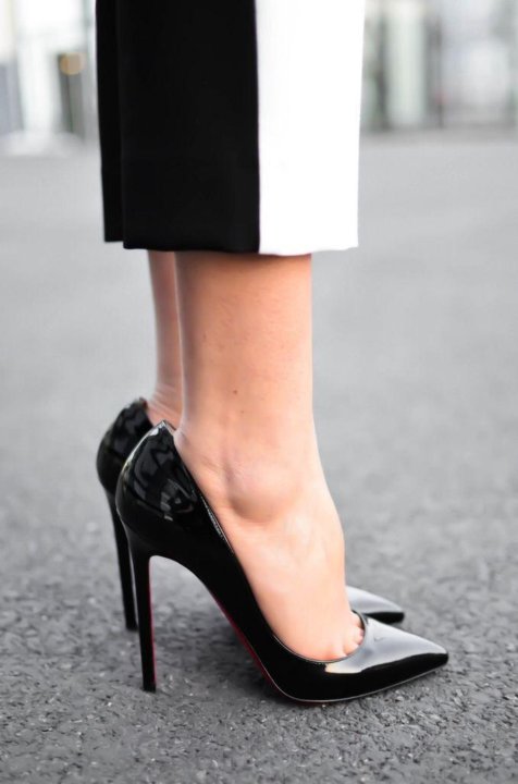 Черное платье и туфли лодочки