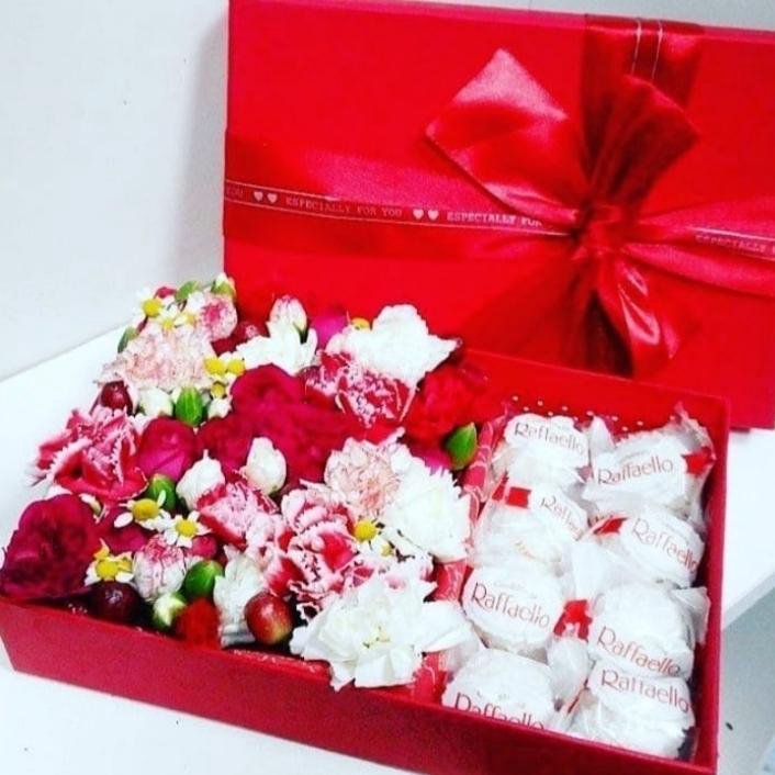 Коробка с цветами и конфетами. Коробка с розами и конфетами. Красивый букет цветов в коробке. Коробка с цветами и конфетами. Коробочка с цветами.