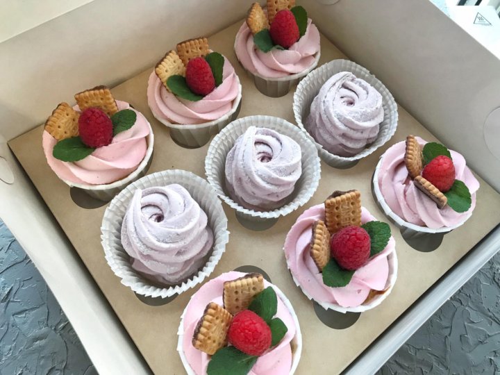 Капкейки много. Капкейки на день рождения девушке. Капкейки рецепт на сковороде. Печенье для капкейков. Капкейк шоколадный энди шеф.