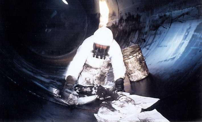 После работы внутри емкостей остается. Зачистка резервуаров и емкостей от нефтепродуктов. Работа в замкнутых пространствах. Зачистки резервуаров из под нефтепродуктов. Очистка емкостей.