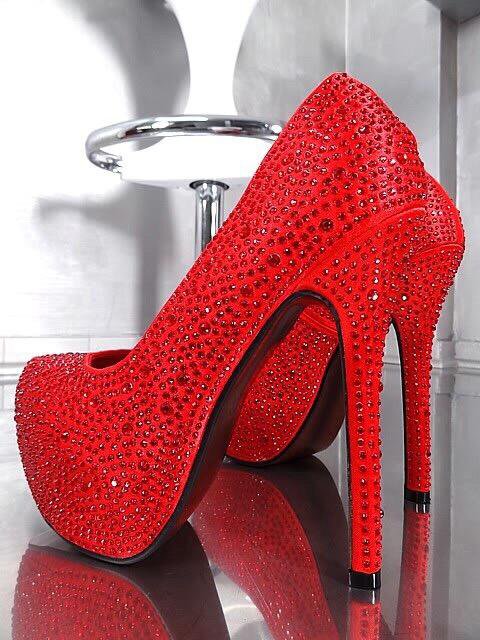 Красные блестящие туфли