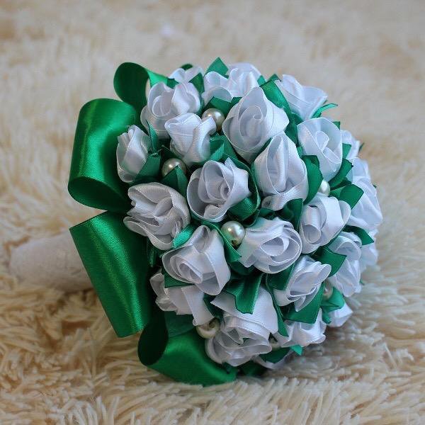 Розы из атласных лент белые. Букет из атласных лент белые. Свадебный букет из атласных лент. Букет из атласных лент белые. Букет дублёр для невесты из атласных лент.
