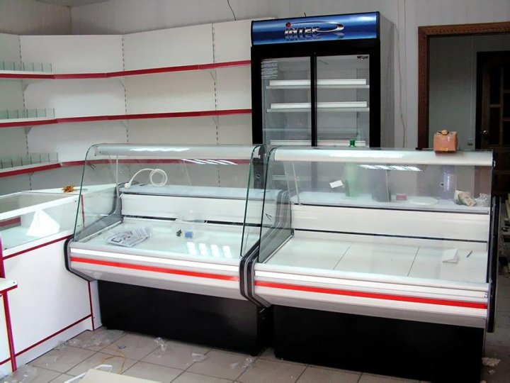 Витрина для магазина продуктов. Оборудование для магазина продуктов. Холодильный прилавок. Холодильный прилавок витрина. Холодильное оборудование витрины.