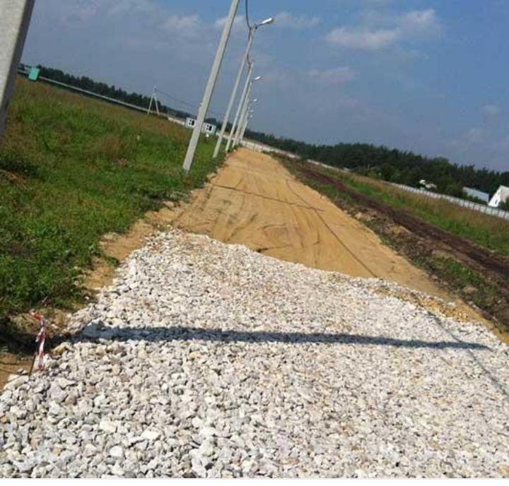 Песчано-гравийная грунтовая дорога. Самосвал на полигоне. Отсыпные работы. Отсыпка дороги. Дорога из гравия.