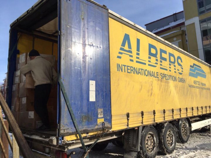 Перевозки в архангельск. Грузчики Архангельск. Арт-объект портовые грузчики Архангельск. Грузоперевозки Архангельск. Артек доставка грузов Архангельск.