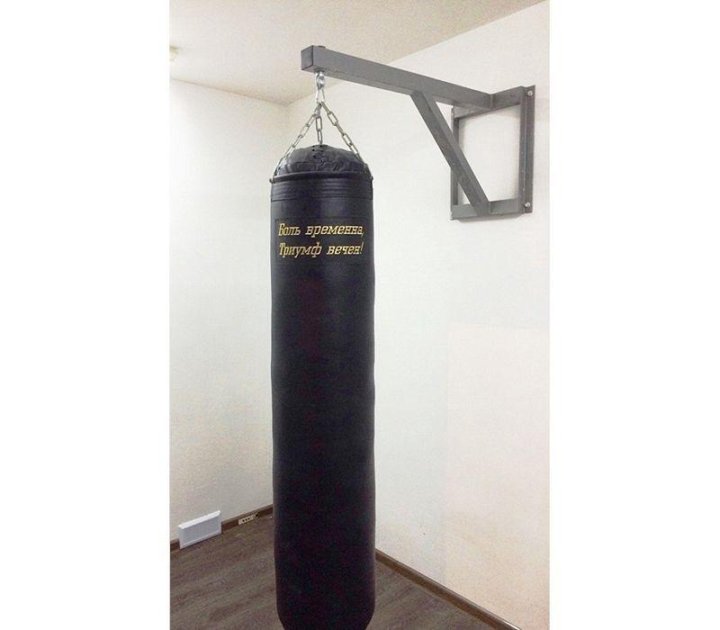 Боксерская груша в квартире. Груша для бокса висит. Боксерская груша в квартире. Кронштейн для боксерской груши. Подвесить грушу.
