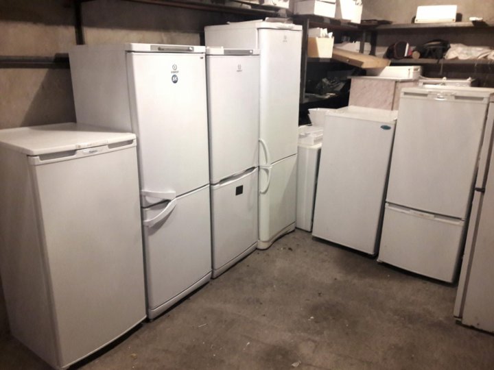Куплю холодильники б у новосибирск. Холодильник б/у. Магазин б/у холодильников. Холодильник б у 3 метра. Мерлина 65 холодильники.