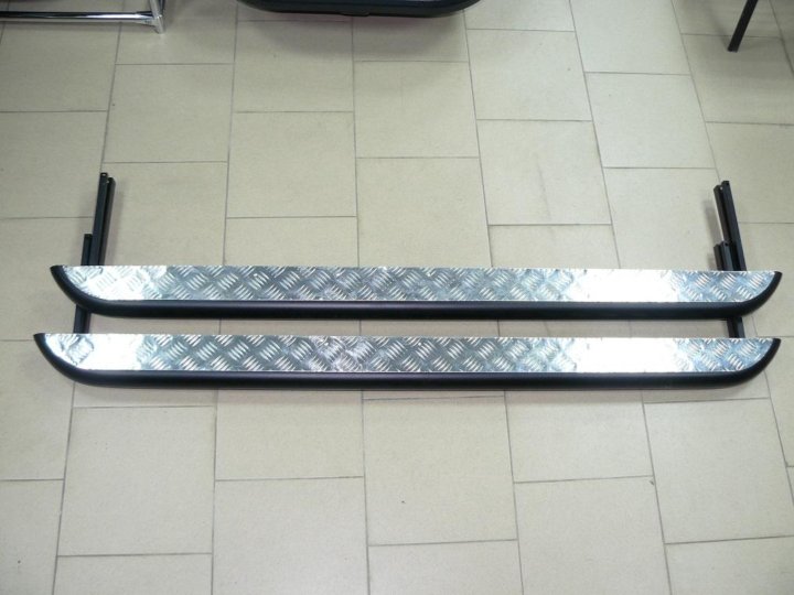 Труба порог на ниву урбан. Ремонтные пороги на ниву 2121. Силовые пороги на ниву 2121. Силовые пороги нива 3 дверная. Пороги труба люкс на ваз 2131 нива 4х4 с проступью.