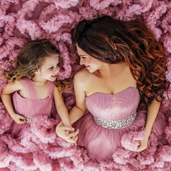 Мама и дочка в платьях