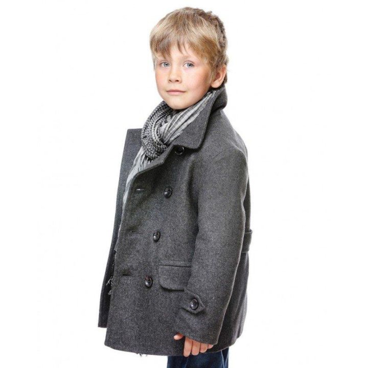 Мальчик в сером пальто