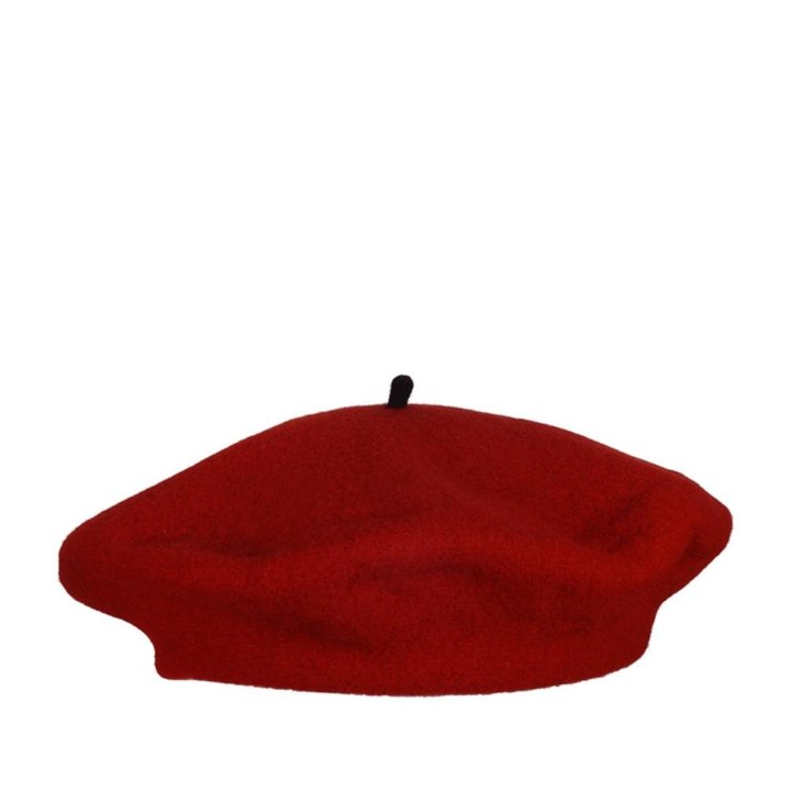 красный берет лежит на столе