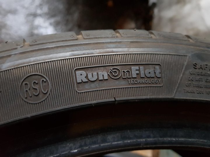 Купить шины ранфлет. Dunlop RUNFLAT обозначение. Где на шине Dunlop маркировка RUNFLAT. RUNFLAT где указано на шине. Брак шин Ранфлет изнутри.