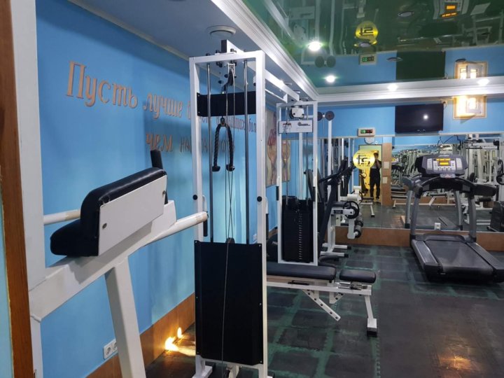 Кубок по бодибилдингу. Бодибилдинг туапсе. Кубок. Тренажерный зал олимп туапсе фитнес тренер. Олимп туапсе спортзал.