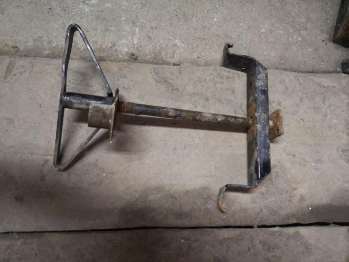 Кронштейн крепления запасного колеса ларгус. Кронштейн под запаску на тойоту хайс региус. Крепление запаски. Крепление запаски. Кронштейн запасного колеса шевроле каптива.