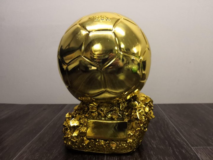 Gold ball. Мяч статуэтки. Стататуэтка золотого мяча. Статуэтка футбольный мяч. Статуэтка золотой мяч.