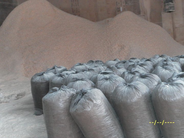 Древесные опилки в мешках. Крупные опилки. Опилки оренбурге. Опилки в мешках. Опил в мешках.