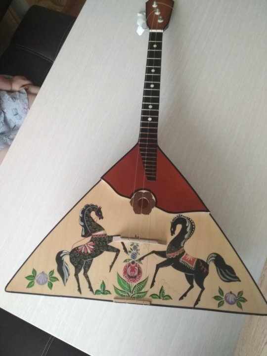 Как сделать балалайку из картона. Балалайка из картона. напольная балалайка. вятская балалайка. балалайка на стене.
