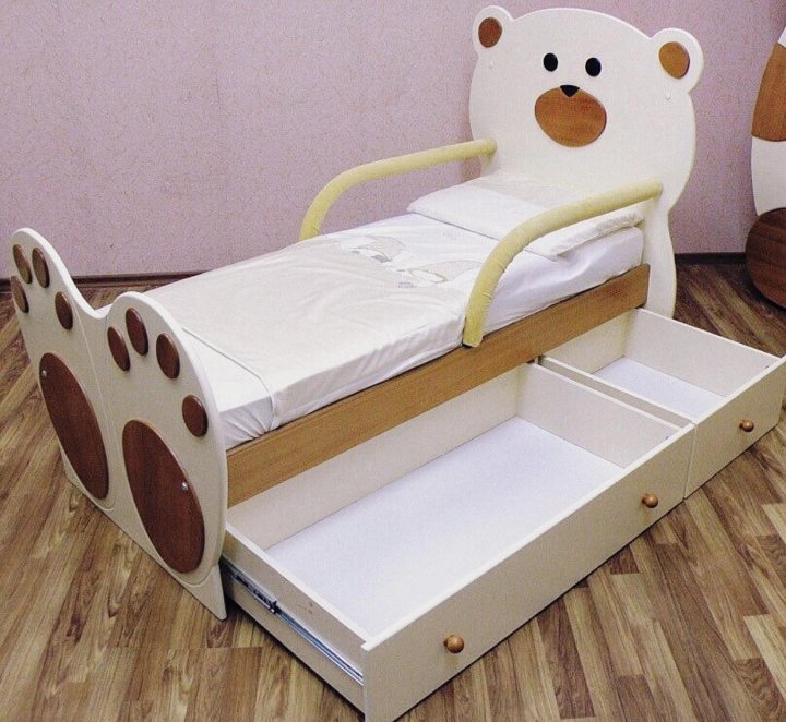 Кровать с бортиком и матрасом. Кровать детская Puffa Мишарик. Детская кроватка с мишкой. Детская кровать с бортиком. Кровать детская с ящиками и бортиком.