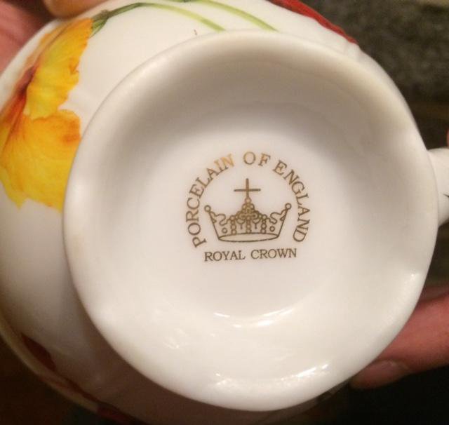 Royal porcelain посуда england. Royal Crown фарфор. Porcelain of England Royal Crown чайный сервиз. Фарфор клеймо Royal Crown Англия. Porcelain of England Royal Crown посуда.