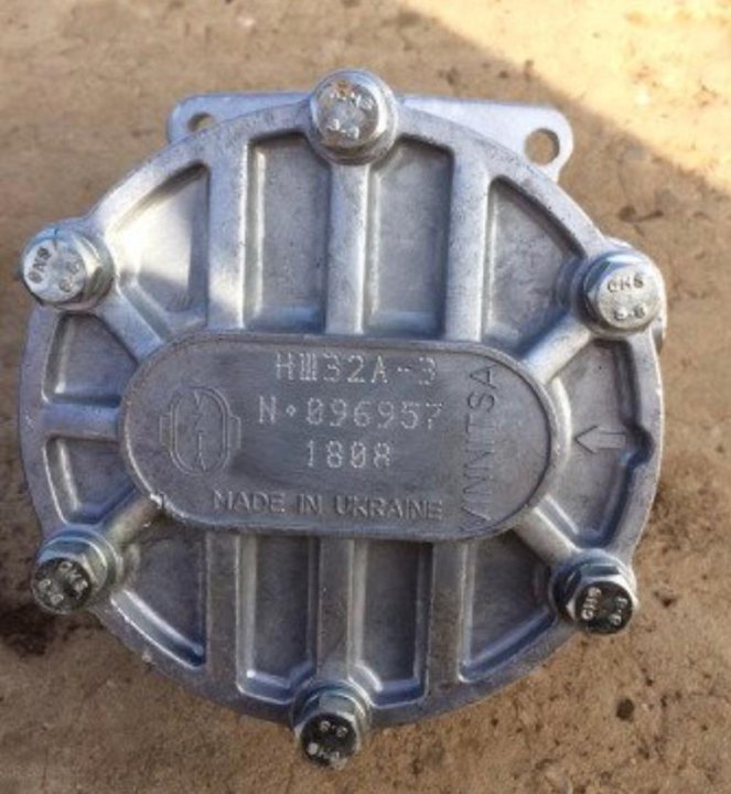 Насос нш-32 левый мтз 82. Насос нш мтз 82 какого вращения. Насос нш мтз 82 какого вращения. Масляный насос нш 32. Нш-32 на мтз 82.