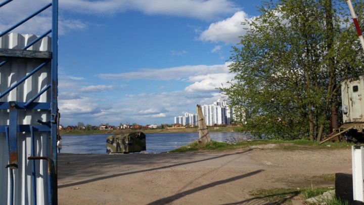 Погода в поселке им свердлова. Понтонный поселок Санкт-Петербург. Посёлок Понтонный Нева. Поселок Понтонный берег Невы. Пляж поселка Понтонный.